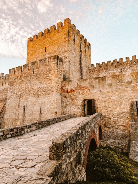 🏰 The highlights of Castelo de São Jorge If you're looking for a Lisbon attraction rich in history, culture, and beauty, then Castelo de São Jorge should be at the top of your list! Castelo de São Jorge is a stunning medieval castle that sits atop a hill overlooking the city of Lisbon. You can take in breathtaking views of the city, the Tagus River, and the surrounding countryside from its walls. But the castle itself is just as awe-inspiring! It's been a part of Lisbon's landscape for hu... Portugal Beach, Portugal Travel, A Hill, Medieval Castle, European Countries, The Castle, Awe Inspiring, Breathtaking Views, Lisbon