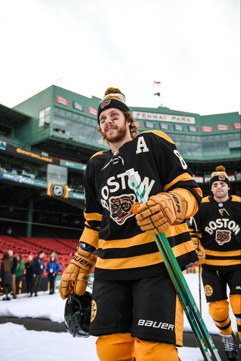 David Pastrnak, Boston Bruins Logo, Nhl Winter Classic, Boston Bruins Hockey, Nhl Boston Bruins, Bruins Hockey, Hot Hockey Players, Billie Jean King, Fenway Park