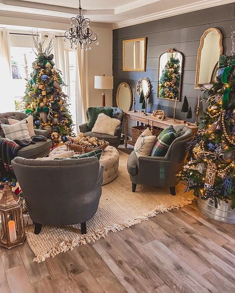 Preparing For Christmas, Happy Friday Eve, Christmas Living Room, Farmhouse Inspiration, Christmas Interiors, Farmhouse Holiday, Christmas Living Rooms, Rustic Holiday, Cute Home Decor