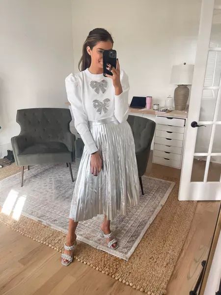 Silver Pleated Skirt Outfit, Silver Skirt Outfits, Silver Pleated Skirt, Tulle Skirts Outfit, Skirt With Bow, Pleated Skirt Outfit, Silver Skirt, Bow Skirt, Winter Skirt Outfit