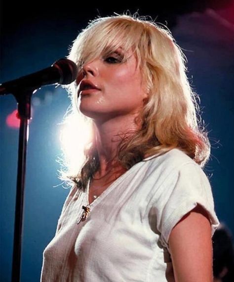 Blondie Lead Vocalist Chica Punk, Deborah Harry Blondie, Deborah Harry, Blondie Debbie Harry, Women Of Rock, Female Musicians, Women In Music, Debbie Harry, Female Singers