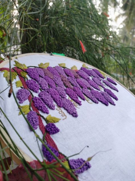 Hand embroidery works Grape Embroidery, Knot Stitch, French Knot Stitch, French Knots, French Knot, Hand Embroidery Art, Embroidery Ideas, Art Nature, Hand Embroidery Designs