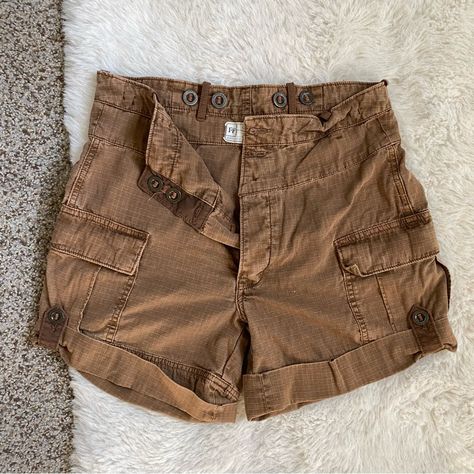 Nwot Free People Cargo Shorts. Says 26 Waist But Would Fit A 27 Better! Short Cargo Shorts, Cargo Shorts Outfits Women, Khaki Shorts Outfit, Hiking List, Cargo Shorts Outfit, Brown Cargo Shorts, Thrift Board, Comfy Vibes, Short Cargo