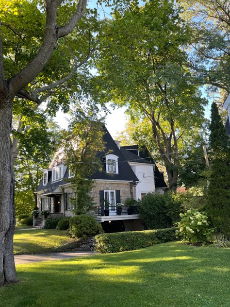 Canada Neighborhood, Canada Countryside, American House Aesthetic, Canada Houses, Hampstead House, Massachusetts Houses, Montreal Architecture, Homes In France, A Beautiful House