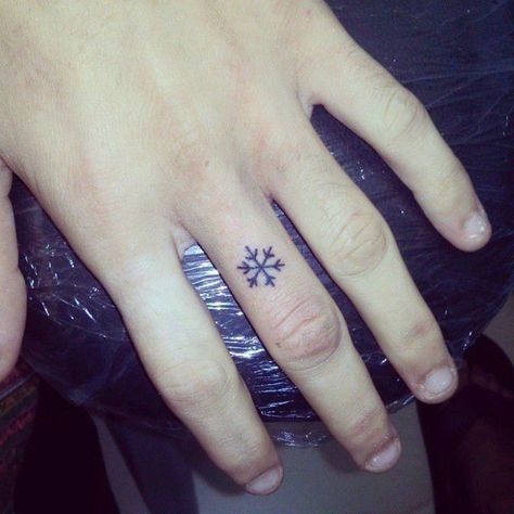 Tiny Snowflake Tattoo Small Snowflake Tattoo, Bow Finger Tattoos, Arrow Tattoo Finger, Flower Finger Tattoos, Girl Finger Tattoos, Snowflake Tattoo, Finger Tattoos For Couples, Tiny Flower Tattoos, Tiny Finger Tattoos