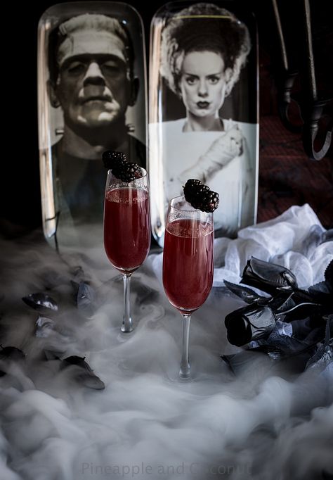 Bride of Frankenstein Cocktail - Vanilla Blackberry Champagne Cocktail www.pineappleandcoconut.com Red Alcoholic Drinks, Halloween Party Drinks, Champagne Recipes Cocktails, Coctails Recipes, Bay Breeze, Winter Cocktails, Halloween Cocktails, Fall Cocktails, Champagne Cocktail