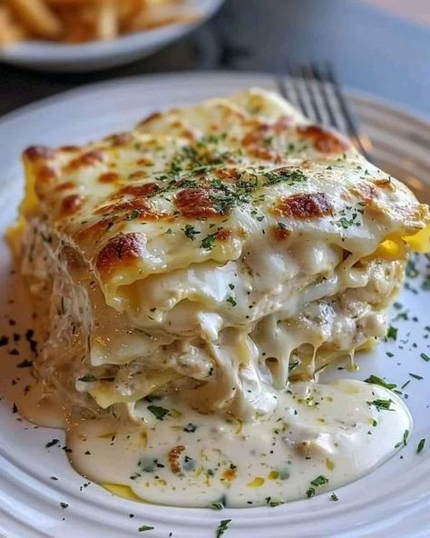 air friyer recipes | Creamy Chicken Lasagna with White Sauce | Facebook Cosmic Core, Creamy Chicken Lasagna, Lasagna With White Sauce, Slow Cooker Kip, Ravioli Lasagne, White Sauce Lasagna, Nonna Pia, Homemade White Sauce, Nigella Lawson Recipes