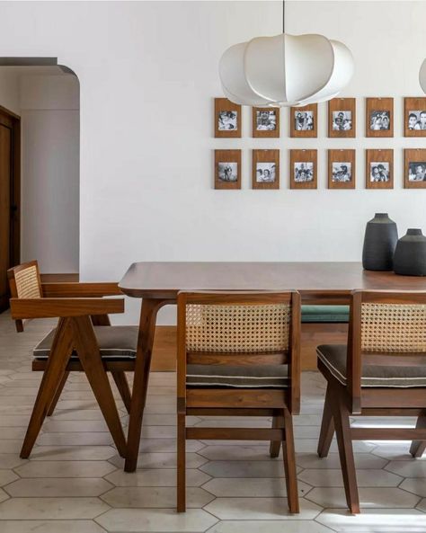 Dining Table Trends, Dining Room Furniture Ideas, Modern Traditional Living Room, Table Trends, Room Furniture Ideas, Indian Home Design, Indian Home Interior, Antique Dining Tables, Traditional Living