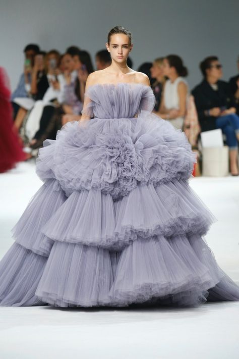 Breathtaking Dresses, Giambattista Valli Dress, Fall Couture, Giambattista Valli Couture, Giambattista Valli Haute Couture, Haute Couture Gowns, Chanel Resort, Collection Couture, Dresses Fall