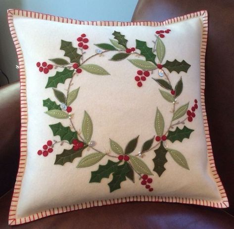 Heat Pillow, Christmas Pillows Diy, Holidays 2023, Patchwork Throw, Felt Cushion, Christmas Patchwork, Felt Pillow, Christmas Cushion, Felt Crafts Christmas