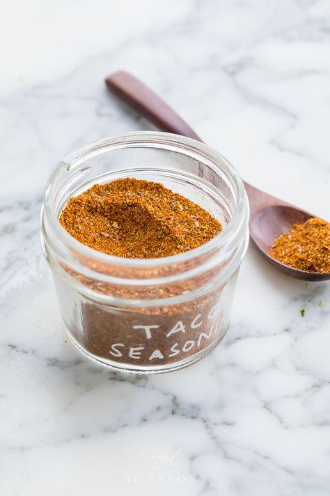 Taco seasoning is so easy and cheap to make at home! Plus, you can control what goes in your blend, making it perfect to your taste and healthier than what you get in a packet. Naturally Whole30, paleo, and vegan. #mexican #tacos #cheap #whole30 #vegan Whole 30 Taco, Whole30 Taco Seasoning, Mexican Spice Mix, Diy Taco Seasoning, Make Taco Seasoning, Whole30 Vegan, 40 Aprons, Homemade Taco Seasoning Recipe, Homemade Spice Mix