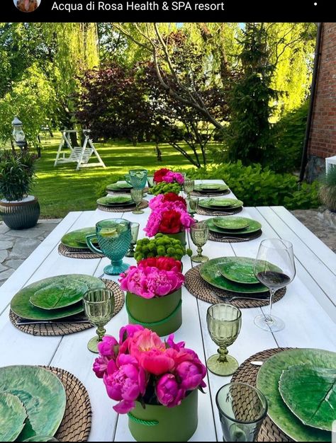 Inspiration, green and pink flowers Pink And Green Event Decor, Green Event Decor, Pink Table Settings, Gold Table Decor, Buffet Set Up, Picnic Vibes, Pink Party Theme, Outdoor Table Decor, 21 Diner