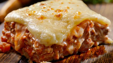 Classic Lasagna Recipe - Southern Living Cheesy Lasagna Recipe, Classic Lasagna Recipe, Baked Spaghetti Recipe, Keju Cheddar, Southern Living Recipes, Resep Pasta, Baked Lasagna, Classic Lasagna, Baked Spaghetti