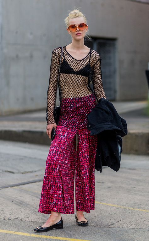 See through: One show attendee paired her printed trousers with a see-through fishnet-style top, which must have left her feeling the cold Fishnet Top Outfit, 2016 Street Style, Sydney Fashion Week, Sydney Fashion, Vintage Street Style, Street Style 2016, Fishnet Top, Fashion Week 2016, Best Style