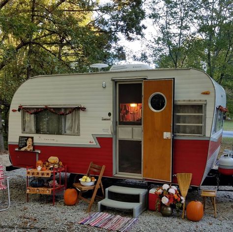 Vintage Camper Aesthetic, Old Camper Aesthetic, 60s Camper Interior, Aesthetic Camper Trailer, Vintage Travel Trailers Interiors, Vintage Camper Exterior, Camper Patio, Vintage Camper Outdoor Set Up, Camper Exterior