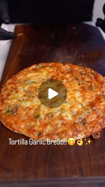 Tortilla Garlic Bread, Garlic Tortilla, Appertiser Ideas, Tortilla Bread, Make Garlic Bread, Tortilla Wrap, Tortilla Pizza, Instagram Recipes, Tortilla Wraps