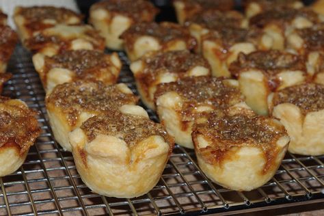 Butter Tarts Acadian Food, Best Butter Tart Recipe, Butter Tart Squares, Canadian Butter Tarts, Canadian Recipes, Mennonite Girls Can Cook, Mennonite Recipes, Butter Tart, Mini Tarts