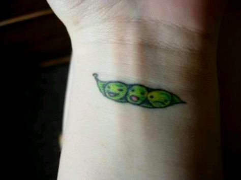 Going to get this tattoo with my sister and my niece when she gets older... because we three are like peas in a pod! :) Three Friends Tattoo, Bff Tats, Friends Tattoo, Tattoo Disney, Sibling Tattoos, Bff Tattoos, Friendship Tattoos, Best Friend Tattoos, Girly Tattoos