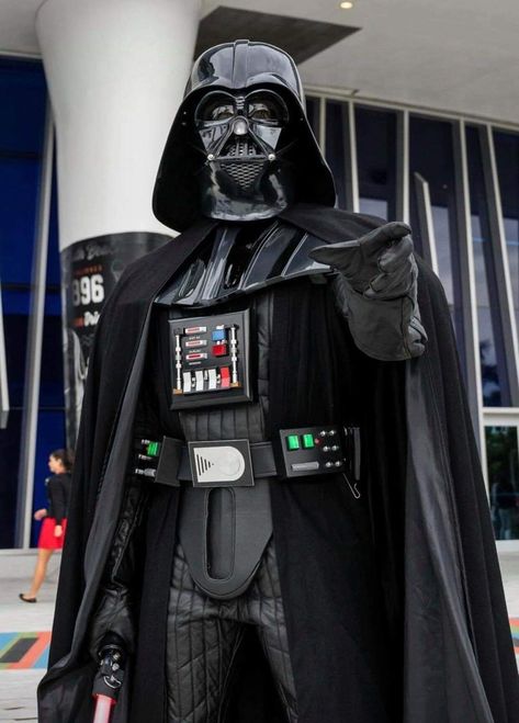 Darth Vader cosplay Darth Vader Costume, Darth Vader Cosplay, Kane Wwe, Comic Cosplay, Dark Vader, Terror Art, Star Wars History, Classic Movie Characters, Dark Side Star Wars