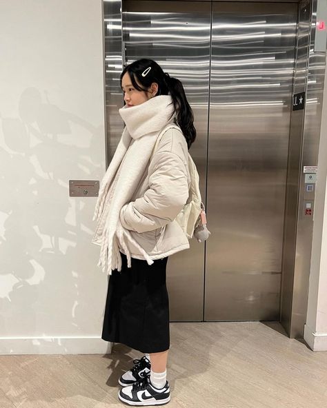 White Puffer Jacket Outfit Winter, White Puffer Outfit, White Puffer Jacket Outfit, Long Puffer Jacket Outfit, Japan Outfit Winter, Tracy Sohn, Puffer Outfit, Korean Winter Outfits, Winter Jacket Outfits