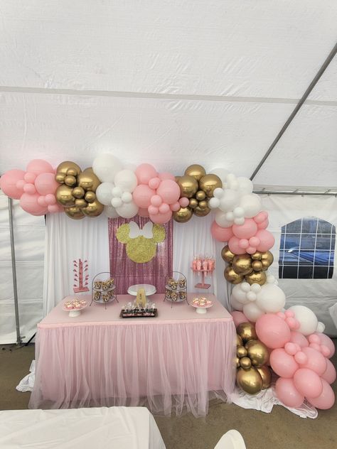 Minnie Mouse Backdrop Ideas, Pink And Gold Minnie Mouse Party, Pink And Gold Minnie Party, Minnie Mouse Birthday Gold And Pink, Baby Shower Minnie Mouse Bebe, Minnie Mouse Pink And Gold Backdrop, Mickey Baby Showers, Minnie Mouse Birthday Theme, Minnie Mouse Balloons