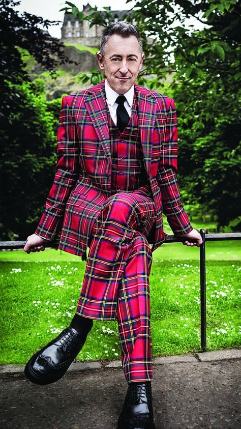 Alan Cummings - Bold Tartan Suit makes the statement! Alan Cummings Style, Aziraphale Outfit, Gamine Essence, Alan Cummings, Winter Glamour, Tartan Suit, The Velvet Rope, Celtic Clothing, Tartan Clothing