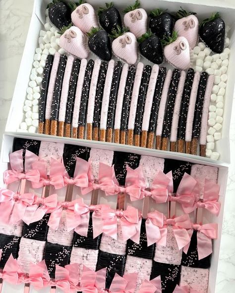 @ediblebykatia on Instagram: "Pink, black & rose gold for this birthday party package 🖤🩷 (party package 2)   Currently booking for April-May through DMs. All info regarding prices and pickup info is located in my highlights for your convenience.   🏷️ #ediblebykatia #chocolatecoveredstrawberries #birthdaystrawberries #pinkstrawberries #blackstrawberries #treattable #partytreats #rosegold #rosegoldstrawberries" Black Silver And Pink Birthday Party, Black Party Snacks, Pink Birthday Treats, Black And Pink Theme Party, Pink And Black Sweet 16 Party Ideas, Black And Pink Sweet 16, Black And Pink Birthday Theme, Black And Pink Birthday, 21st Birthday Centerpieces