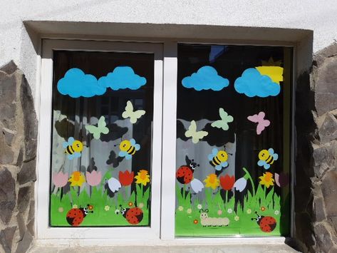 Spring Decorations Kindergarten, Safari Kids Crafts, Classroom Window Decorations, Spring Classroom Decorations, Spring Crafts Preschool, Kindergarten Decorations, April Crafts, School Door Decorations, Christmas Crafts For Kids To Make