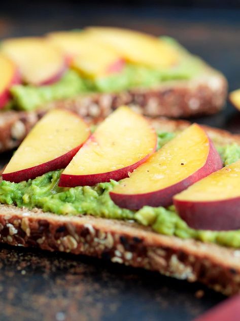 Avocado Toast with Peaches Peach Toast, Avocado Toast Recipe, Yummy Healthy Breakfast, Recipe Sweet, Delicious Breakfast, Healthy Delicious, Toast Recipes, Happy Healthy, Breakfast Dishes