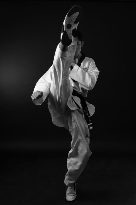 Karate Astethic, Black Belt Taekwondo Aesthetic, Taekwondo Photography, Taekwondo Kick, Black Belt Taekwondo, Human Pose, Poster Idea, Karate Martial Arts, Fav Person