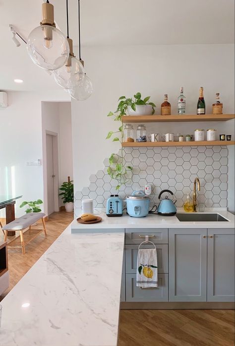 Kitchen Tile And Backsplash Ideas, Hexagon Tile Kitchen Wall, Tiles In The Kitchen, Tiles For White Walls, Kitchen Backsplash Ideas Hexagon, White Hexagon Kitchen Backsplash, Kitchen With Hexagon Backsplash, Hexagon Tiles Kitchen Backsplash, White Hexagon Tile Backsplash