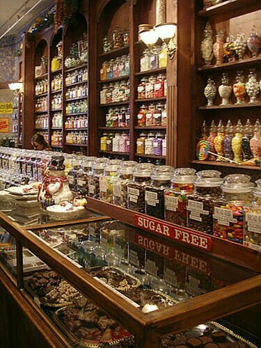 Old Fashioned Sweet Shop, Cabinet Styling, Candy Store Display, Old General Stores, Country Pictures, Country Stores, Apothecary Decor, Chocolate Stores, Old Fashioned Candy