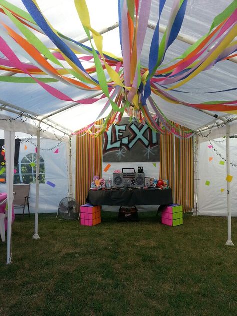 80's party 80s Theme Party Ideas, 90s Theme Party Decorations, 80s Prom Party, 90s Party Ideas, 90s Party Decorations, Prom Decorations, 80s Party Decorations, 80s Birthday Parties, Theme Party Ideas