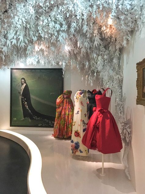 Magical Fashion, Dior Style, Fashion Displays, Museum Fashion, Style Bubble, Dior Dress, Dior Haute Couture, Exhibition Display, Dior Couture