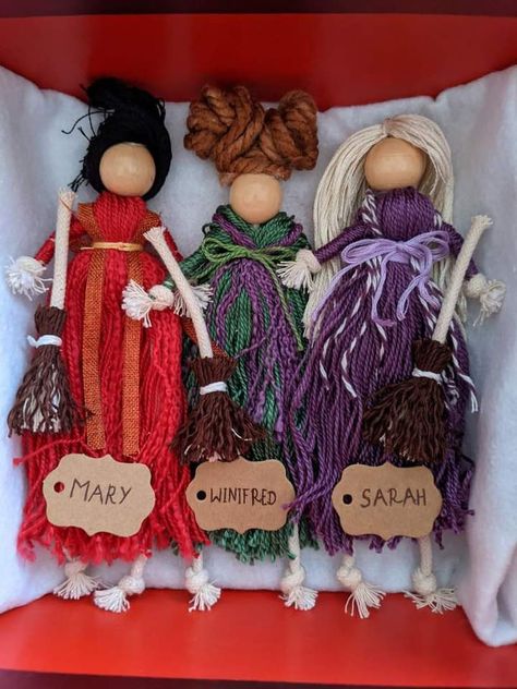 Hocus Pocus Macrame, Diy Sanderson Sisters Decor, Sanderson Sisters Decorations, Hocus Pocus Dolls, Hocus Pocus Halloween Costumes, Hocus Pocus Sisters, Macrame Dolls, Horror Crafts, Sister Crafts