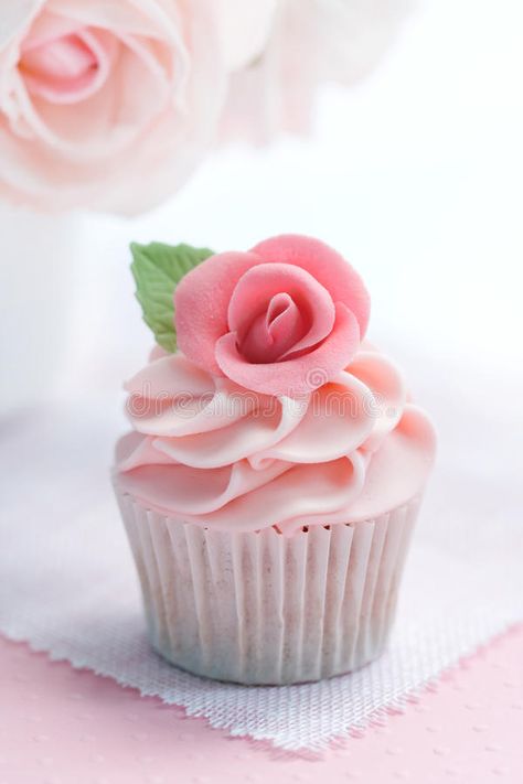 Hbd Wishes, Gourmet Cupcake Recipes, Cupcakes Bonitos, Cupcakes Amor, Cupcake Rosa, Facebook Birthday, Happy Cake, Pretty Cupcakes, Torte Cupcake