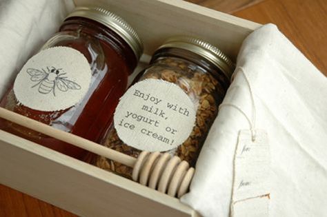 A honey and granola baby shower favor idea. This wooden box and linen packaging is just precious. Granola Gift, Honey Granola, Tea Wedding Favors, Honey Wedding Favors, Wedding Favors And Gifts, Honey Packaging, Honey Gifts, Edible Wedding Favors, Edible Gifts