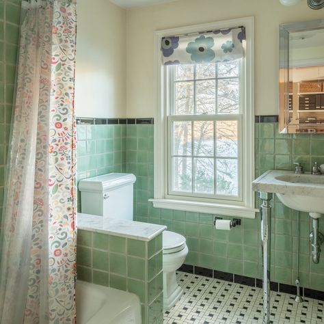 75 Beautiful Midcentury Green Bathroom Ideas & Designs - December 2024 | Houzz AU Retro Green Bathroom, Midcentury Green, Green Bathroom Ideas, Carport Garage, Garage Entry, Eco Living, December 2024, Green Bathroom, Bathroom Designs