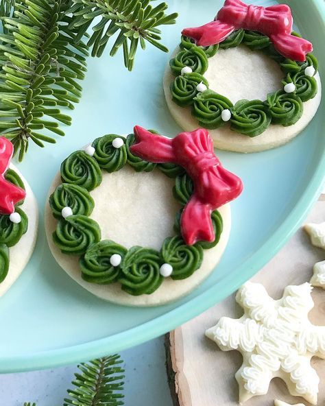 Buttercream Christmas wreath cookie Simple Christmas Cookies, Festive Christmas Cookies, Cookie Recipes Easy, Christmas Wreath Cookies, Wreath Cookies, Easy Christmas Cookie Recipes, Christmas Cookie Recipes, Christmas Cookies Easy, Cookies Christmas