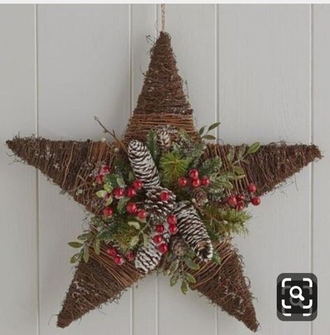 Holiday Wreath Craft, Christmas Floral Decor, Star Wreath, Mini Wreath, Classic Christmas Decorations, Mini Wreaths, Christmas Wreaths To Make, Christmas Mantels, Christmas Wreaths Diy