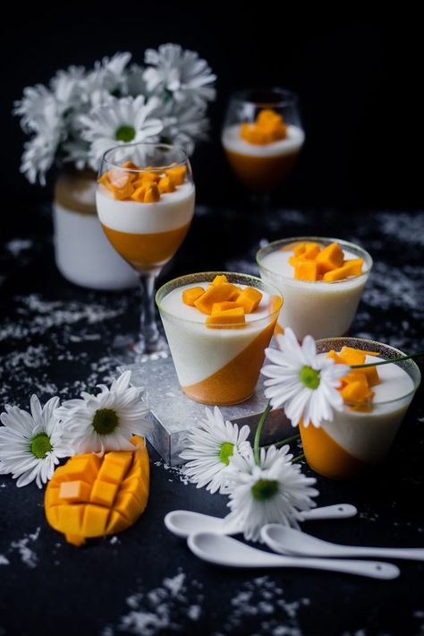 Mango Panna Cotta - Playful Cooking Puding Mangga, Mango Panna Cotta, Panna Cotta Recipe, Mango Dessert, Fine Dining Recipes, Easy To Make Desserts, Mango Recipes, Beef Recipes Easy, Desserts To Make