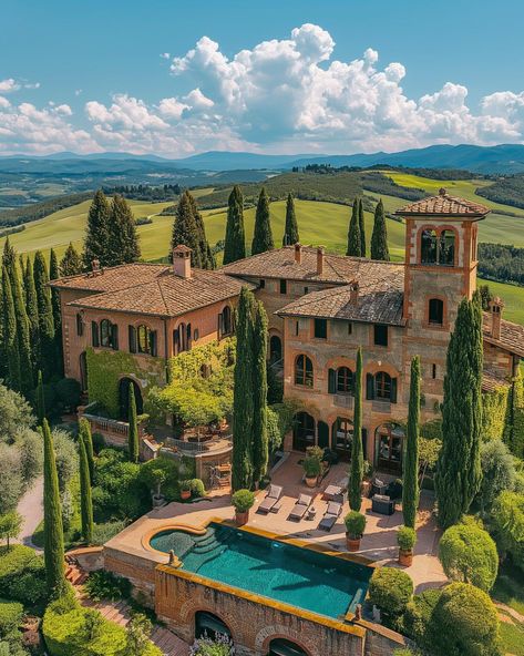 Tuscany Italy Mansion, Toscana House, Tuscany House, Arsitektur Art Deco, Castle Home, Tuscany Villa, Mediterranean Style Homes, Casas Coloniales, Countryside House