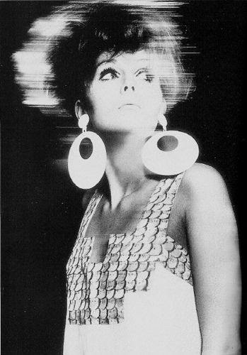 1966 - Dress: Sylvia Ayton and Zandra Rhodes (who opened the Fulham Road Clothes Shop in London together, 1964).  Earrings: Paco Rabanne.  #sixtiesstyle Space Age Fashion, Patti Hansen, 1960 Fashion, Swinging 60s, Mary Quant, Vogue Archive, Lauren Hutton, Fashion 1960s, Elsa Schiaparelli