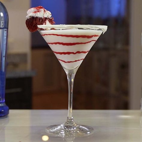 RED VELVET CAKE MARTINI 1 1/2 oz. (45ml) Cake Vodka 1 1/2 oz. (45ml) White Creme De Cacao Splash Half & Half Sprinkle White Cake Mix Garnish: Cream Cheese Frosting/Red Frosting/Piece of Red Velvet Cake PREPARATION 1. Drizzle red frosting onto inside of glass and rim edge with cream cheese frosting. Set aside. 2. In … Martini Flavors, Cake Martini, Red Frosting, Cake Vodka, Cake Preparation, Vodka Cocktails Recipes, Tipsy Bartender, Cocktail Desserts, White Cake Mixes