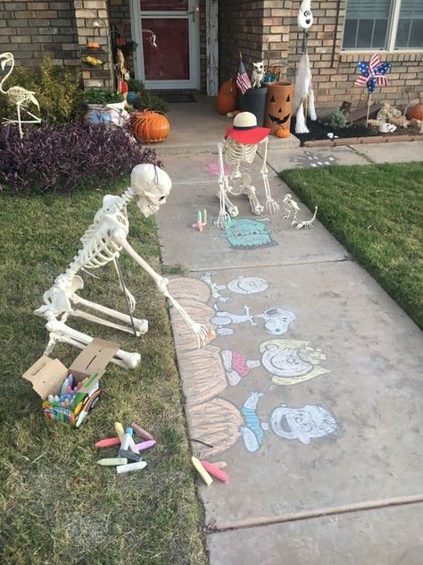 Posed Skeletons Halloween Decorations, Posed Skeleton Ideas, Scary Halloween Front Yard, Halloween Decorations Outdoor Skeleton, Fun Skeleton Poses, Posing Skeletons For Halloween, Skeletons Halloween Outdoor, Funny Halloween Skeleton Poses, Skeleton Posing Ideas