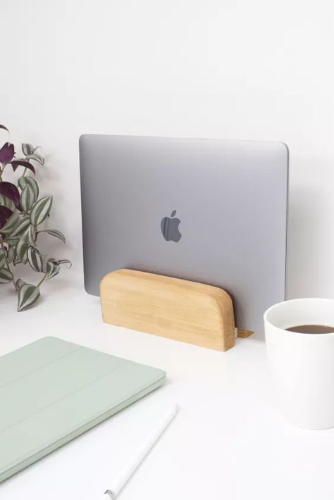 DIY Vertical Laptop Stand With Wood Scraps | Hometalk Wooden Projects Diy, Diy Laptop Stand, Laptop Dock, Laptop Stand Wood, Macbook Stand, Vertical Laptop Stand, Modern Desk Accessories, Wooden Laptop Stand, Diy Laptop