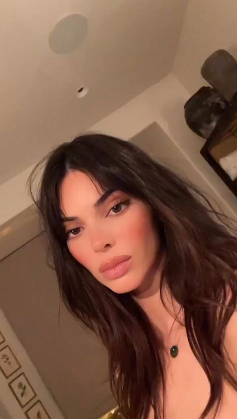 Kendall Jenner Hair, Kendall Jenner Video, Kendall Jenner Instagram, Celebrity Perfume, Fringe Hairstyles, Haircuts Straight Hair, Trendy Haircuts, Monica Bellucci, The Curtain