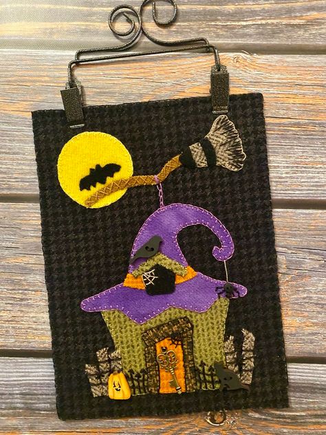 Penny Rug Patterns, Halloween Applique, Halloween Garden Flag, Halloween Wood Crafts, Pumpkin House, Wool Felt Projects, Free Pattern Download, Penny Rug, Felt Halloween