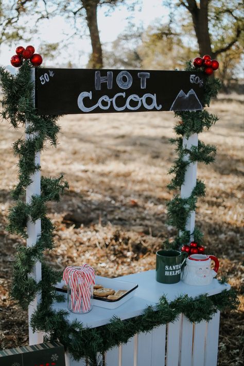 Hot chocolate bar for kids photoshoot (garland, cookies, Santa mug, candy canes). Hot Cocoa Stand Photoshoot, Christmas Photoshoot Props Diy, Christmas Photo Props Diy, Hot Cocoa Bar Photoshoot, Diy Home Christmas Photoshoot, Hot Cocoa Stand Photography, Christmas Photoshoot Ideas Diy, Christmas Photoshoot Diy, Hot Cocoa Photoshoot