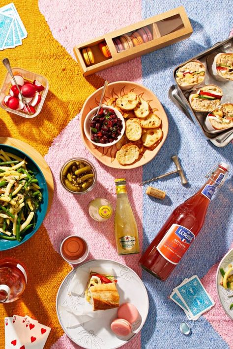 Donning a headscarf and shades a la Grace Kelly is a totally acceptable plan for this Parisian picnic idea. Vegetarian Picnic, Parisian Picnic, Babaganoush Recipe, Picnic Menu, Cute Basket, Pepper Relish, Lakeside Park, Chilled Soup, Grilled Flank Steak